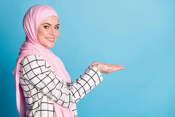 プロフィールサイドビューポートレートのかなり明るいですムスリム女の子保持でヤシのコピースペース隔離された上の明るい青の色の背景 — ストック写真