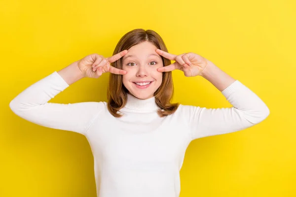 Foto Positivo Felice Bella Piccola Ragazza Tenere Viso Dita Segni — Foto Stock