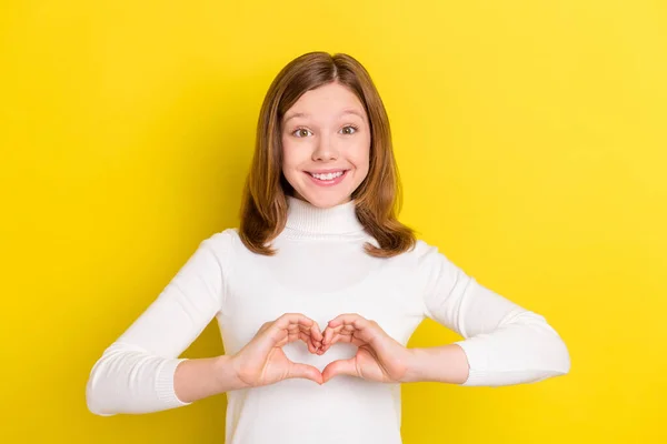 若い女の子の写真幸せな正の笑顔ショー指心図愛感情孤立上黄色の色背景 — ストック写真