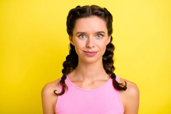 かわいい魅力的な若い女性のピグテールの写真は タンクトップ隔離された黄色の背景を着用 — ストック写真