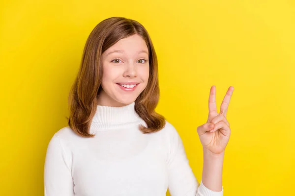 매력적 긍정적 소녀의 사진은 노란색 배경에 고립된 Sign 기분을 만든다 — 스톡 사진