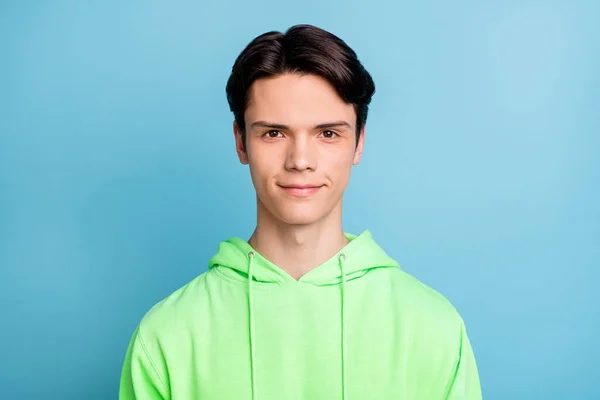 Zdjęcie Funky Atrakcyjny Młody Dżentelmen Nosić Zieloną Bluzę Uśmiechnięty Odizolowany — Zdjęcie stockowe