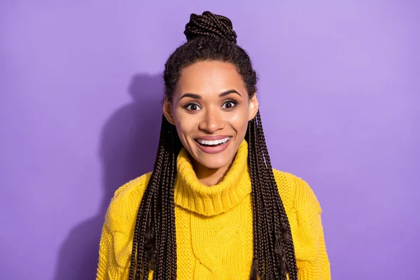 Foto Jovem Animado Menina Africana Feliz Sorriso Positivo Surpresa Notícias — Fotografia de Stock