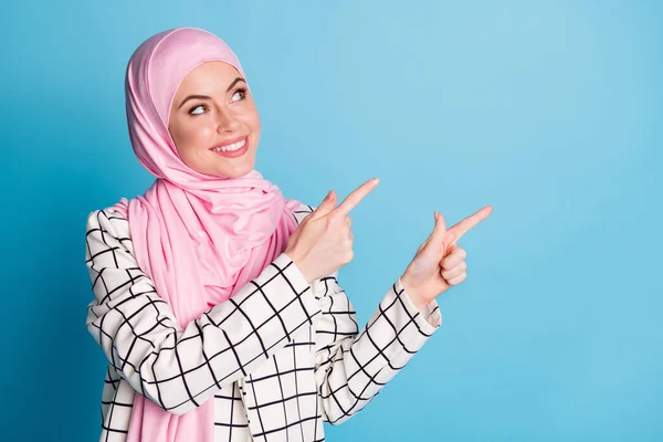 クローズアップポルノのかなり明るいですムスリム女の子ショーコピースペースアドバイス隔離された上に明るい青色の背景 — ストック写真