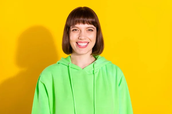 Retrato Menina Alegre Atraente Vestindo Olhar Desportivo Acolhedor Isolado Sobre — Fotografia de Stock