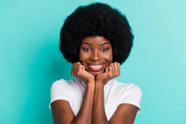 Photo Positive Charming Dark Skin Young Woman Hold Hands Face — Stockfoto