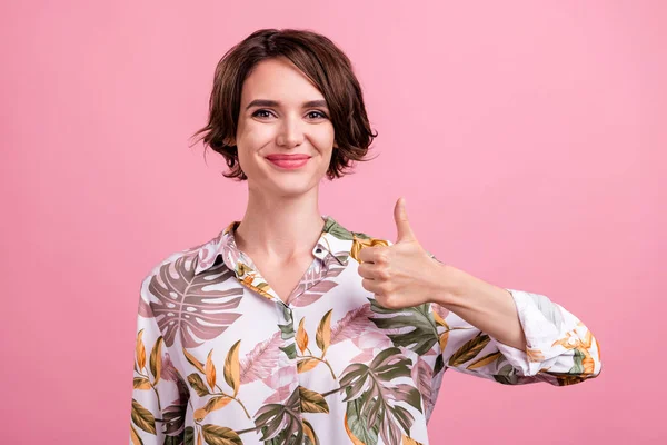 Photo portrait amazed bob haired woman showing thumb-up gesture isolated pastel pink color background.