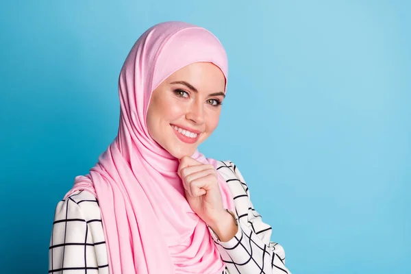 Közelkép Profil Oldalnézet Portré Szép Vidám Muszlim Lány Megható Áll — Stock Fotó