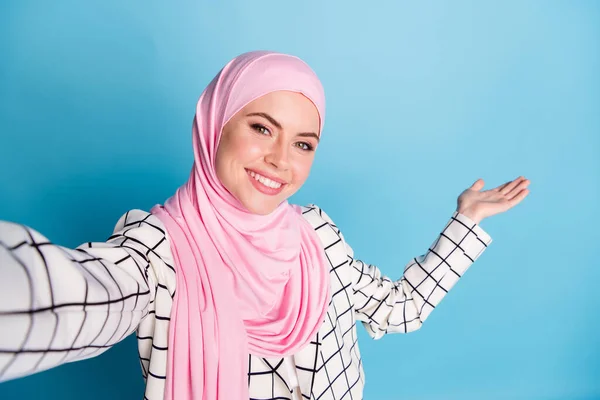 ポルノのかなり陽気なムスリマの女の子のデモンストレーションコピースペースのアドバイス孤立した上に明るい青の色の背景 — ストック写真