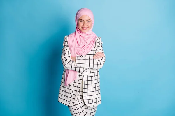 긍정적 미소를 여성의 사진은 고립된 히잡을 자신있는 접혔다 — 스톡 사진