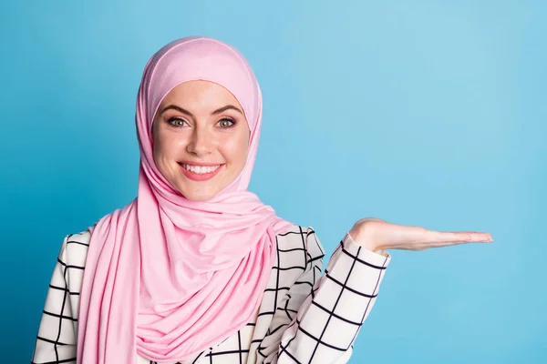 Close Retrato Conteúdo Muito Alegre Muslimah Menina Segurando Palma Conselho — Fotografia de Stock
