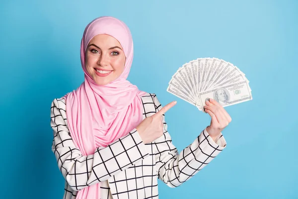 Porträt Eines Ziemlich Fröhlichen Reichen Muslimischen Mädchens Das Den Händen — Stockfoto