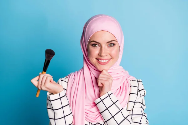 美しいです明るいですムスリム女の子保持で手ブラシ装飾ルージュ隔離された上の輝き青の色背景 — ストック写真