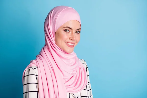 Adatlap Side Photo Young Attractive Muslim Woman Happy Smile Wear — Stock Fotó