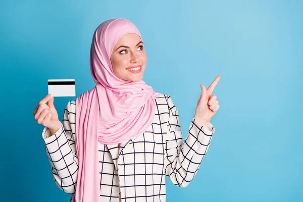 Portré Csinos Vidám Muszlimah Lány Gazdaság Kezében Bankkártya Mutatja Másolás — Stock Fotó