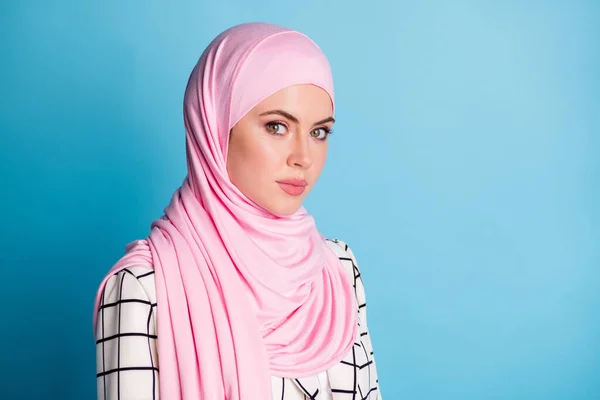 매력적 아라비안 여성의 프로필 사진은 히잡을 착용하고 — 스톡 사진