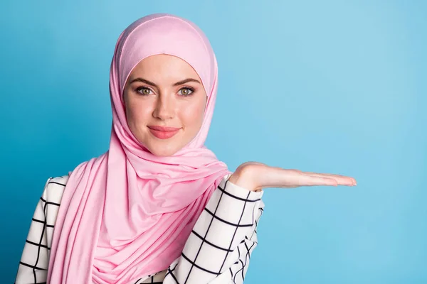 Close Retrato Muito Alegre Confiante Muslimah Menina Segurando Palma Espaço — Fotografia de Stock