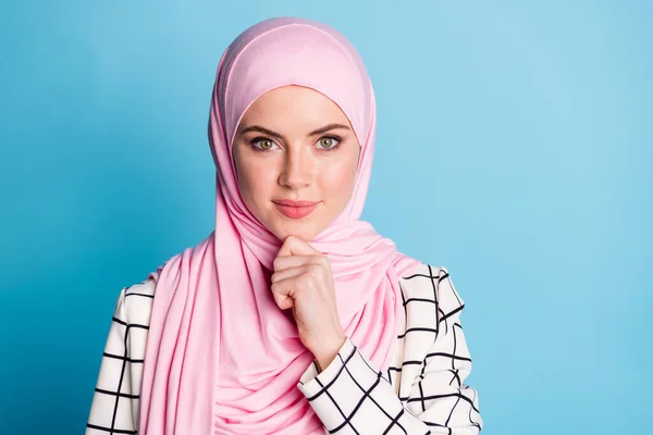 Close Ritratto Bello Carino Allegro Contenuto Muslimah Ragazza Toccando Mento — Foto Stock