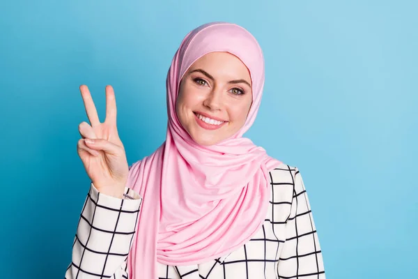 クローズアップポルノの美しいですかわいいです陽気なムスリム女の子ショーV Sign孤立した上に鮮やかな青の色の背景 — ストック写真
