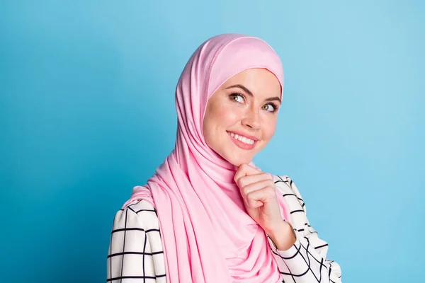Közelkép Profil Oldalnézet Portré Kedves Gondolkodású Vidám Muszlim Lány Megható — Stock Fotó