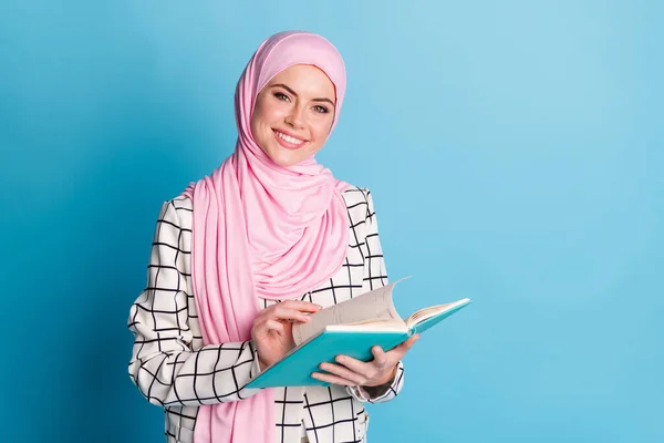 Ritratto Attraente Allegra Ragazza Muslimah Lettura Romanzo Libro Isolato Vibrante — Foto Stock