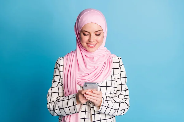 Ritratto Bella Allegria Concentrata Ragazza Muslimah Utilizzando App Dispositivo Navigazione — Foto Stock