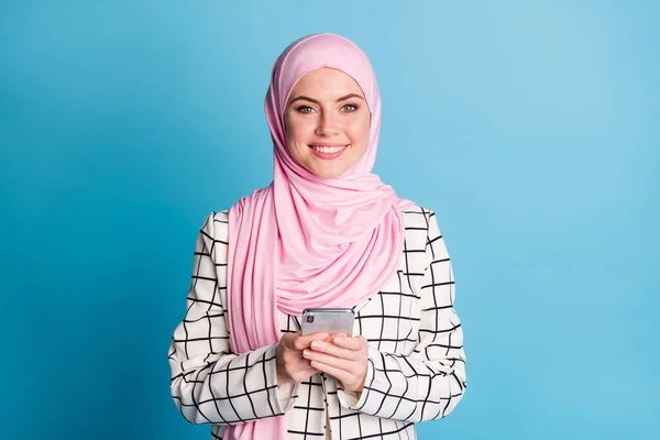 Retrato Menina Muslimah Muito Alegre Usando Dispositivo Navegação Post Tempo — Fotografia de Stock