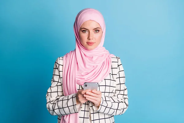 Retrato Menina Muito Muslimah Usando Aplicativo Dispositivo Smm Mídia Social — Fotografia de Stock