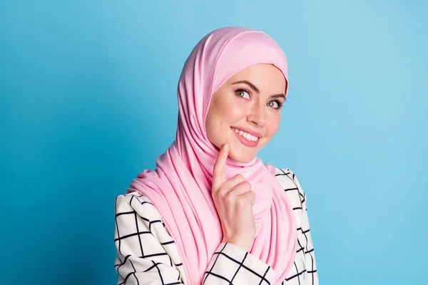 Közelkép Profil Oldalnézet Portré Elég Kíváncsi Vidám Muszlim Lány Megható — Stock Fotó