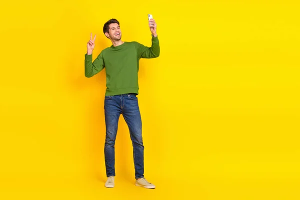 Photo Pretty Sweet Guy Dressed Green Pullover Recording Video Modern — Stockfoto