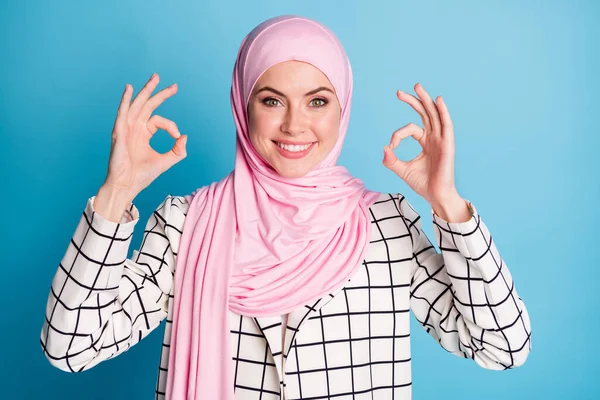 Close Retrato Linda Alegre Menina Muslimah Confiante Mostrando Duplo Sinal — Fotografia de Stock