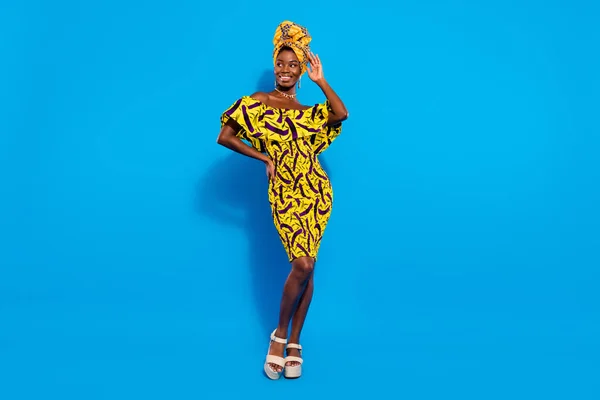 Foto Tamanho Completo Jovem Atraente Bela Mulher Afro Vestido Amarelo — Fotografia de Stock