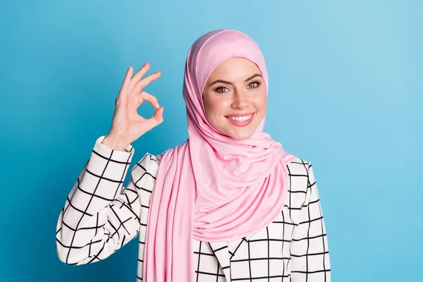 Close Retrato Agradável Alegre Muslimah Menina Mostrando Sinal Anúncio Isolado — Fotografia de Stock