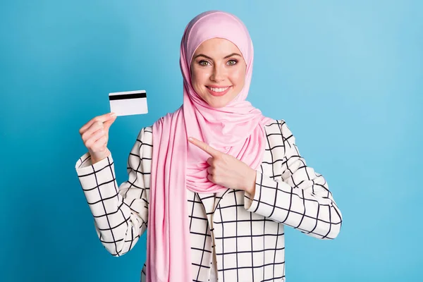 Retrato Conteúdo Alegre Muslimah Menina Segurando Mão Demonstrando Cartão Bancário — Fotografia de Stock