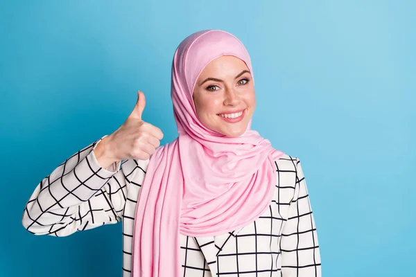密接なアップポルノの素晴らしいです陽気な自信に満ちたムスリム女の子ショータンバップ絶縁上の鮮やかな青の色の背景 — ストック写真