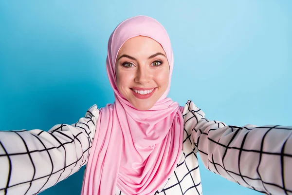 自己肖像画のかなり陽気なイスラム教徒の女の子を身に着けているファッショナブルな服を身に着けている上の明るい青の色の背景 — ストック写真