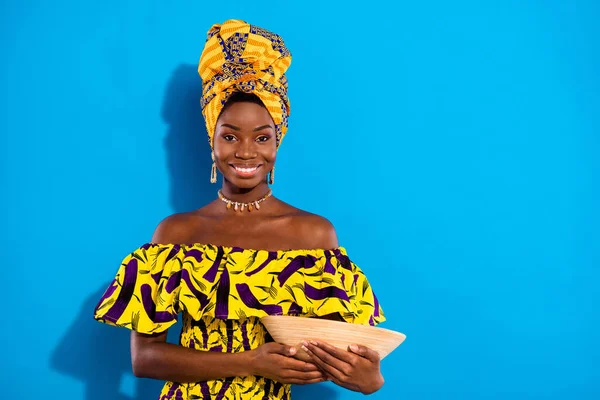 Foto Chica Africana Hermosa Positiva Joven Ropa Tradición Sostienen Recipiente —  Fotos de Stock