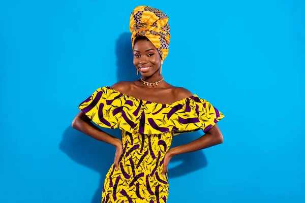 Foto Joven Impresionante Hermosa Mujer Africana Sonriente Traje Turbante Tradicional —  Fotos de Stock