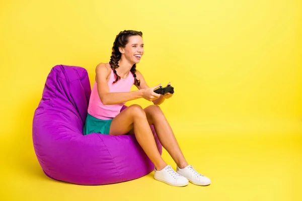 Full Size Profil Zdjęcie Optymistyczne Cool Brunetka Lady Siedzieć Playstation — Zdjęcie stockowe