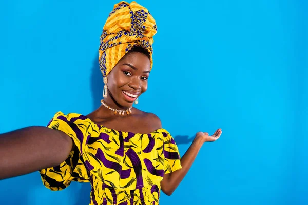Foto Van Jonge Vrij Vrolijke Glimlachende Afrikaanse Vrouw Traditionele Tulband — Stockfoto