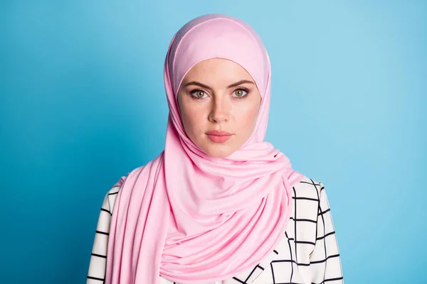 Foto Atraente Jovem Muçulmano Mulher Usar Hijab Confiante Sério Isolado — Fotografia de Stock