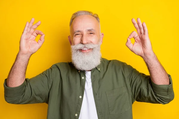 Portrait Photo Vieillard Souriant Montrant Geste Correct Isolé Couleur Jaune — Photo