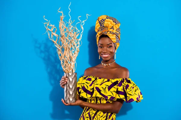 Foto Mladé Pozitivní Dobrá Nálada Krásná Afro Žena Držet Umělý — Stock fotografie