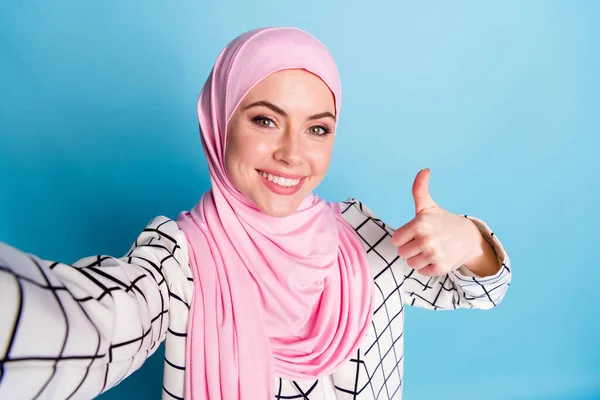 ポルノのかなり明るいですムスリム女の子ショー親指広告アドバイス隔離されました上の明るい青色の背景 — ストック写真