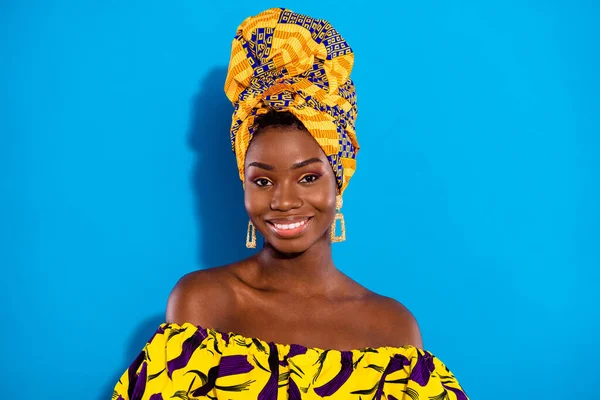 Retrato Encantador Alegre Pele Escura Menina Radiante Sorriso Olhar Câmera — Fotografia de Stock