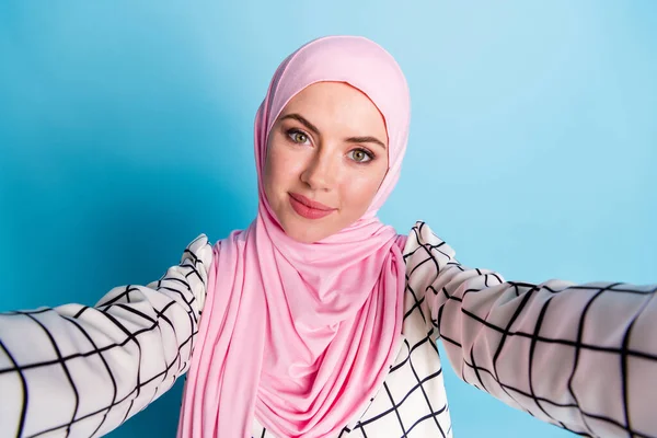 Önarckép Csinos Aranyos Vidám Muszlim Lány Visel Divatos Ruhát Megjelenés — Stock Fotó