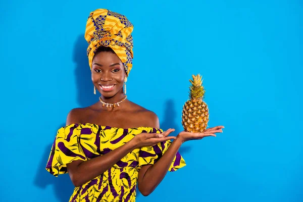 Foto Ung Söt Glad Afrikansk Kvinna Turban Rekommendera Ananas Isolerad — Stockfoto