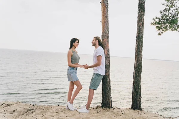 Photo Beautiful Pretty Husband Wife Walking Holding Arms Enjoying Summer — Stock Photo, Image