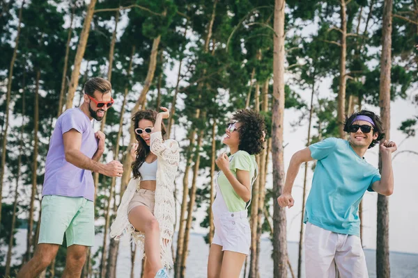 Foto Amigos Despreocupados Animado Divertir Saindo Dançando Natureza Floresta Livre — Fotografia de Stock