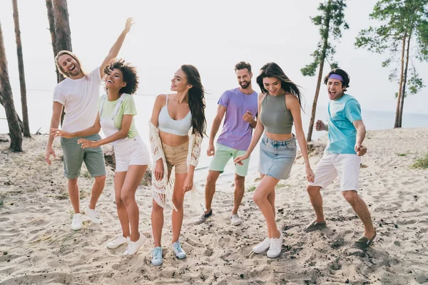 Foto Jovens Amigos Engraçados Vestidos Roupas Casuais Desfrutando Evento Verão — Fotografia de Stock